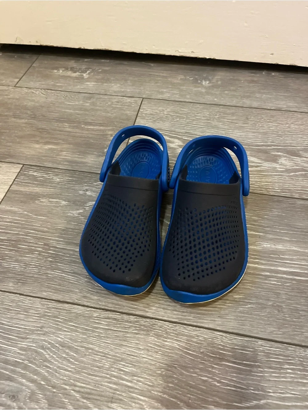 Crocs Kids' LiteRide 360 Clogs in the navy and bright cobalt colorway 13